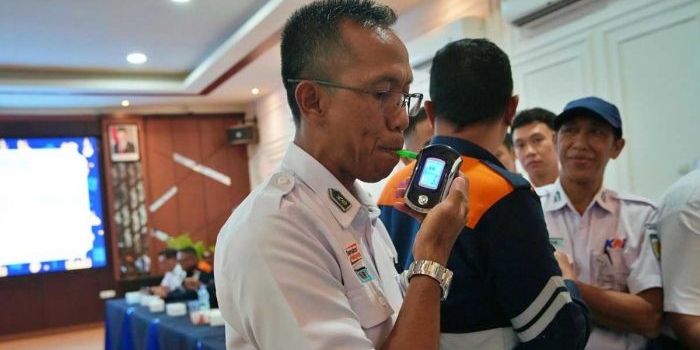 Kepala Stasiun Kediri, Sifion Aris Wibowo, dan jajaran ketika mengikuti tes kesehatan. Foto: Ist