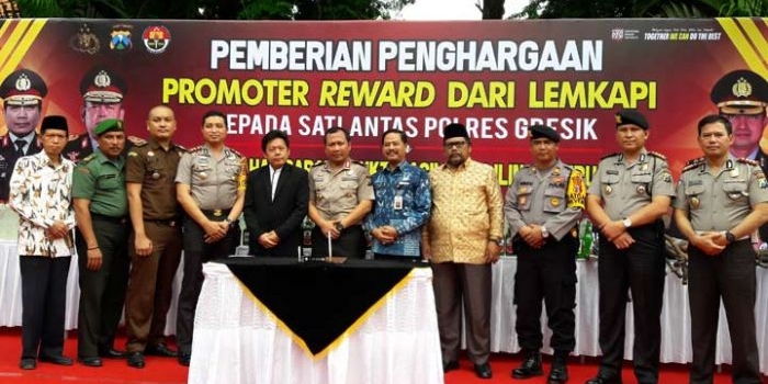 Wakapolda Jatim Brigjen Pol Toni Harmanto saat menghadiri penerimaan penghargaan Polres Gresik dari Lemkapi. foto: SYUHUD/ BANGSAONLINE
