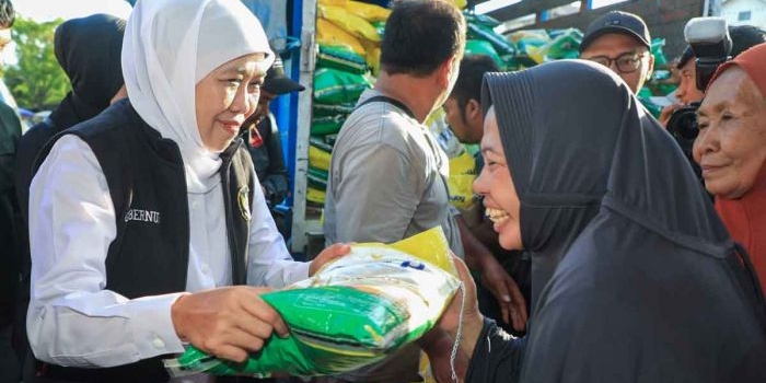 Gubernur Khofifah saat menyapa masyarakat.
