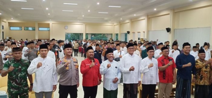 dihadiri-bupati-ldii-gresik-bagikan-santunan-untuk-1-500-anak-yatim-dan-dhuafa