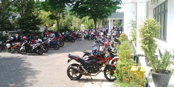 Parkiran motor pemohon yang sempat meluber ke instansi tetangga.