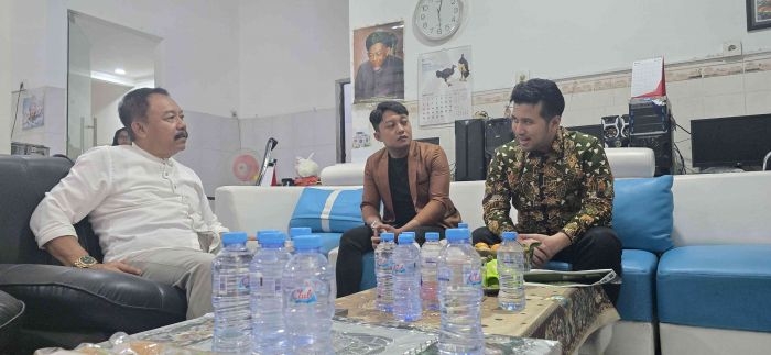 hut-ke-26-harian-bangsa-wagub-emil-potong-kue-tokoh-pers-kumpul-ketua-pwi-jatim-pimpin-yel-yel