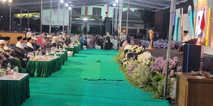 Prof Dr KH Asep Saifuddin Chalim, MA saaat menyampaikan ceramah dalam puncak acara 2 Abad Pondok Pesantren Bahrul Ulum Tambak Beras Jombang di GOR Serba Guna Hasbullah Said, Jombang, Sabtu (25/10/2025). Foto: MAA/bangsaonline