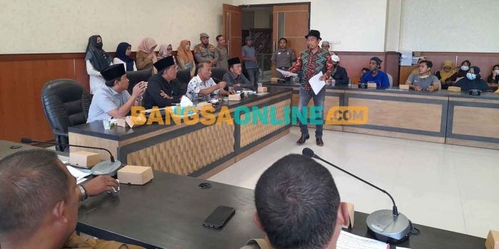 Anggota Komisi B DPRD Bangkalan, Afif Mahfudz Hadi,  saat menerima audiensi dengan paguyuban dari Pasar Ki Lemah Duwur. Foto: AHMAD FAUZI/BANGSAONLINE