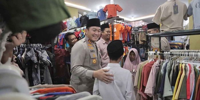 Kapolres Blitar saat mengajak anak yatim piatu untuk berbelanja baju Lebaran.