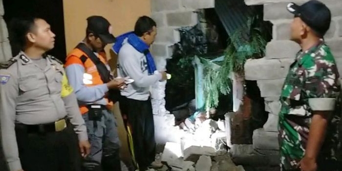 Petugas gabungan TNI-Polri dan petugas dari BPBD Kabupaten Kediri saat mengecek kerusakan rumah milik Kamainen. (foto: ist)