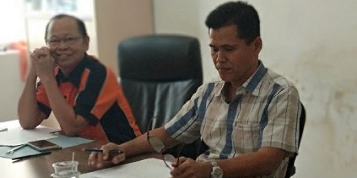 Ketua Panwaslu Pacitan Berty Stevanus saat jeda pelaksanaan fit and propert test. foto: Yuniardi Sutondo/BANGSAONLINE