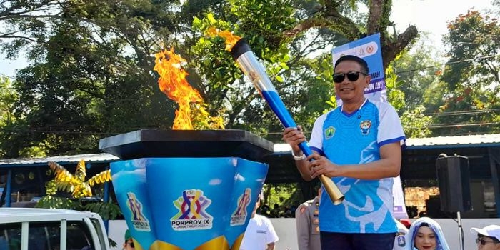 tiba-di-kota-malang-kirab-api-obor-porprov-ix-jatim-2025-dikirab-ke-lima-kecamatan