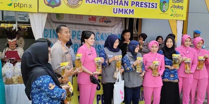 ratusan-warga-serbu-bazar-ramadan-murah-di-polres-kediri