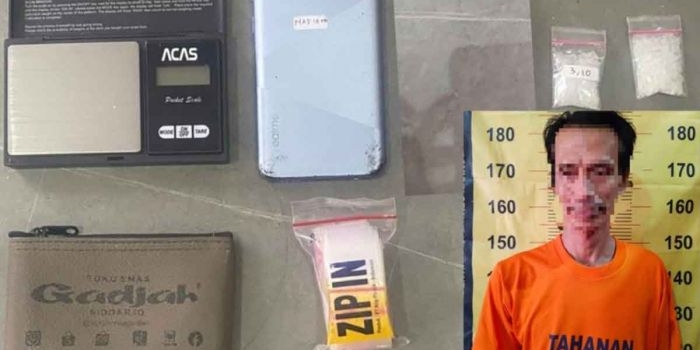 Pelaku beserta barang bukti yang diamankan petugas dari Satresnarkoba Polres Pasuruan.