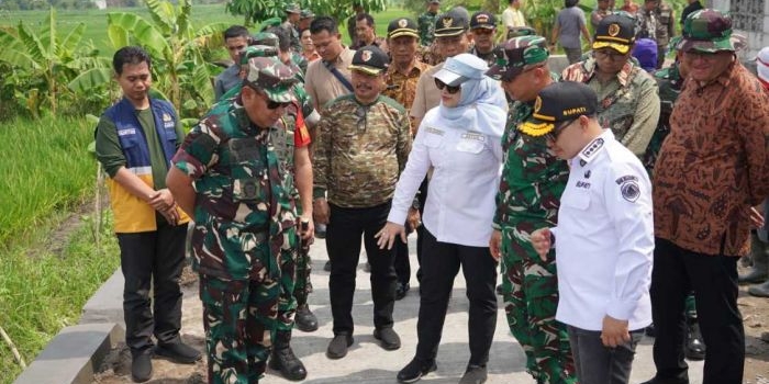 bupati-mojokerto-dampingi-asops-panglima-tni-tinjau-tmmd-ke-126-di-mojosari