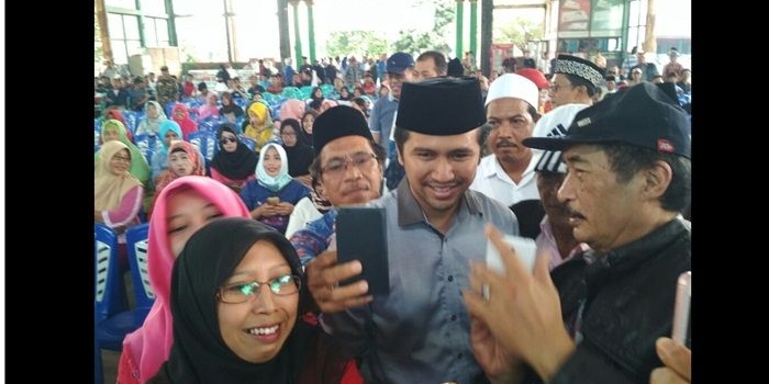 Emil Elestianto Dardak, bakal Cawagub Jatim saat menemui pendukungnya di Banyuwngi, beberapa waktu lalu. Foto: IST 