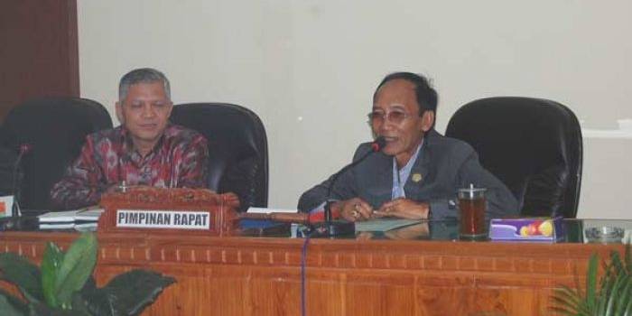 Ketua Komisi II DPRD Trenggalek, Sukadji (kiri) dan Ketua Komisi III DPRD Ngawi, Supeno. foto: herman/ BANGSAONLINE