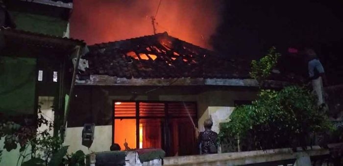 Pejuang antilibur dan selalu siaga. Tim Damkar Kediri saat berusaha memadamkan api. (Ist)