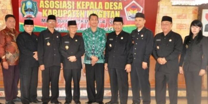 TUNTUT HAK POLITIK – Pengurus AKD Magetan bersama Bupati Magetan Sumantri dan Ketua AKD Propinsi Jawa Timur Samari, di Pendopo Surya Graha, Magetan, Kamis (4/9/2014). foto nanang ari utomo/BangsaOnline