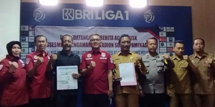 Ketua Tim Risk Assesment Polri, Kombes Pol Ferdinan Pasaribu, saat menunjukkan penandatanganan bersama manajemen Laskar Sape Kerrab dan OPD di Pamekasan.