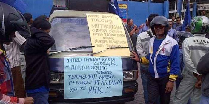 Foto buruh ketika demo usai di-PKH perusahaan. foto: syuhud/BANGSAONLINE