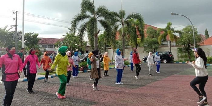 Peringati Hari Ibu ke-92, Dharmayukti Karini Cabang Bangkalan lakukan senam sehat di Halaman Pengadilan Negeri Bangkalan, Jumat (11/12/2020). (foto: ist)