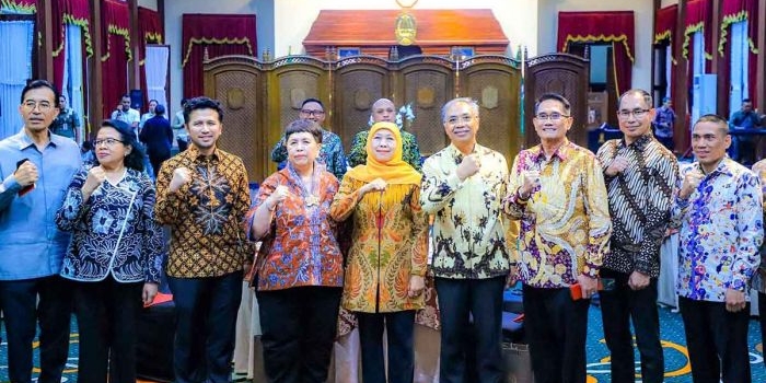 Gubernur Khofifah saat menerima 14 Duta Besar, serta calon Duta Besar Luar Biasa dan Berkuasa Penuh di Gedung Negara Grahadi, Surabaya.