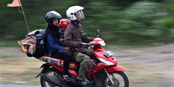 Ilustrasi warga sedang mudik menggunakan kendaraan roda dua. Foto: Simomot