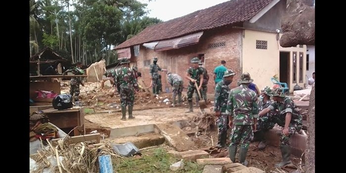  Ilustrasi rumah yang hancur dilabrak banjir dan longsor. FOTO : IST