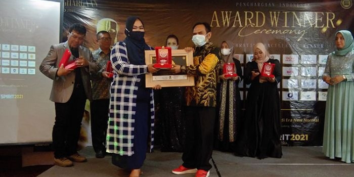 Direktur Utama Perumdam Tirta Pendalungan Jember Ady Setiawan saat menerima penghargaan Award Winner TOP CEO PDAM 2021. (foto: ist)