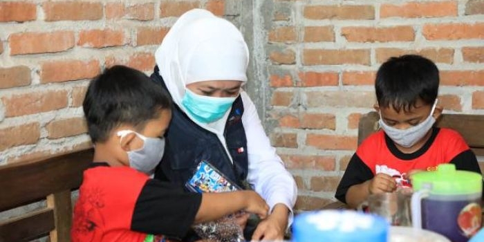 Gubernur Jawa Timur Khofifah Indar Parawansa saat menyaksikan pendataan keluarga bersama tim Kader PK Desa Bedingin, Kecamatan Sambit, Kabupaten Ponorogo, Selasa, (6/4). Foto: ist