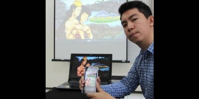 LEGENDA. Rudhi menunjukkan motion comic tentang Legenda Gunung Bromo karyanya. foto : nisa/bangsaonline