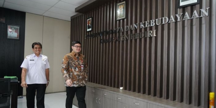 Didampingi Kepala Dinas Pariwisata dan Kebudayaan (Disparbud) Kabupaten Kediri, Mustika (kiri), Bupati Kediri saat mengunjungi kantor Disparbud di komplek museum Sri Aji Jayabaya. (Ist). 
