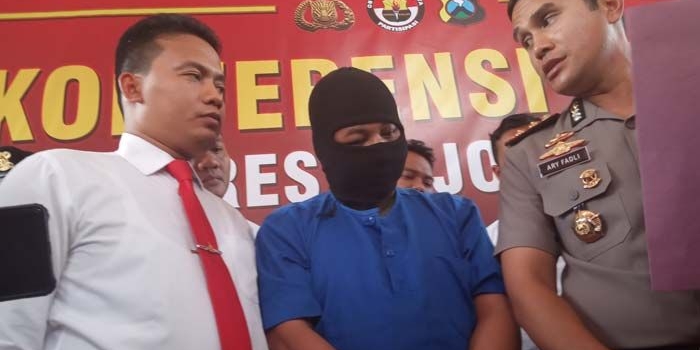 Pelaku saat dirilis di Mapolres Bojonegoro.