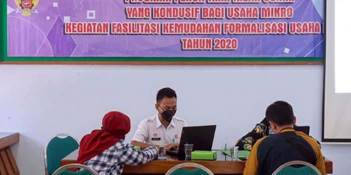 Petugas saat melakukan pendaftaran bagi IKM. (foto: ist)