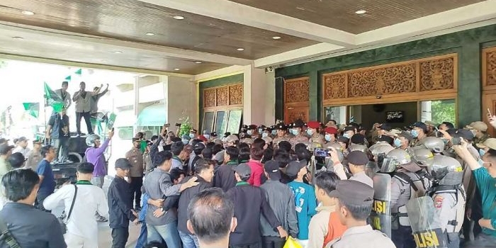 demo-reset-bangkalan-ricuh-hingga-mahasiswa-disemprot-water-cannon-bupati-minta-maaf