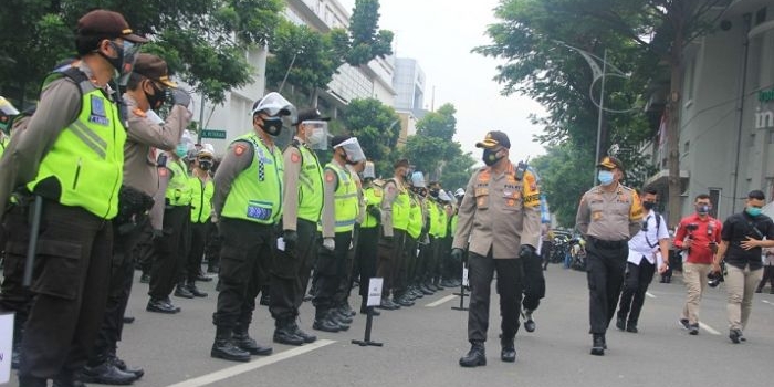 Kapolrestabes Surabaya Kombes Pol Johnny Editor Isir melakukan pengecekan langsung personel.