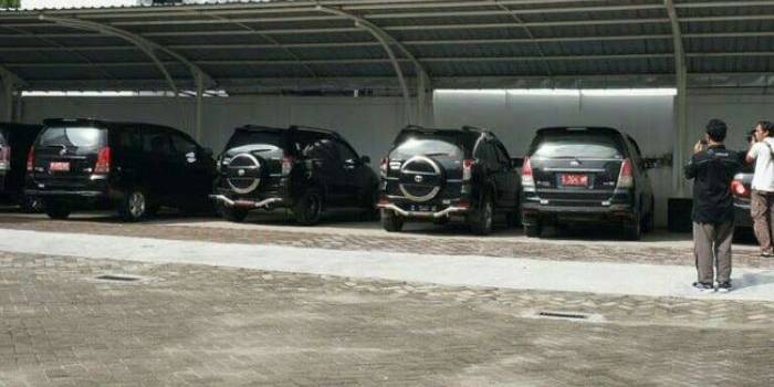 Sejumlah mobil operasional dewan saat parkir di depan kantor DPRD Jombang. foto: RONY S/ BANGSAONLINE
