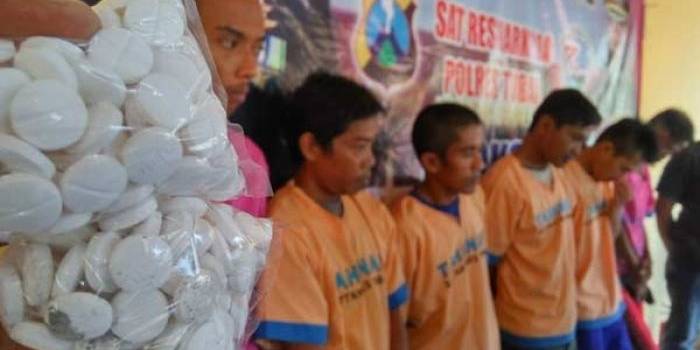 Para pelaku pengedar pil koplo saat diekspos di Mapolres Tuban. foto: suwandi/ BANGSAONLINE