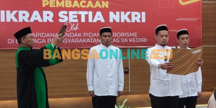 Tiga Napi Tipiter saat membaca ikrar setia NKRI di Lapas kelas IIA Kediri (foto: Muji Harjita/BANGSAONLINE.com)