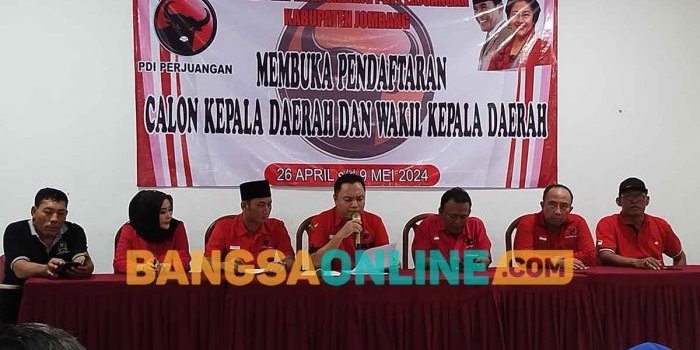 Sekretaris DPC PDIP Jombang, Donny Anggun, dan Dodit Eko Prasetyo, saat memberi pemaparan terkait Pilkada 2024. Foto: AAN AMRULLOH/BANGSAONLINE