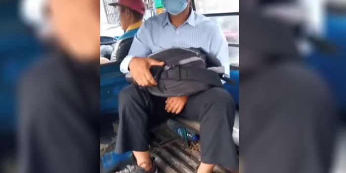 Tangkapan layar, pria yang mengeluarkan dan memainkan alat kelaminnya. Foto : @mlginfo_/Instagram