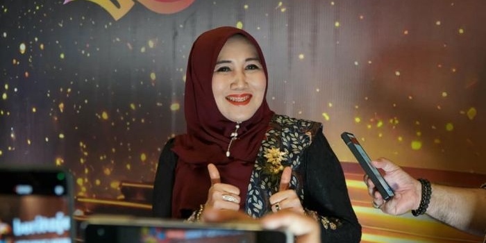viral-banner-dicium-odgj-senator-cantik-ning-lia-istifhama-cerita-ke-pak-purnomo-sang-polisi-baik