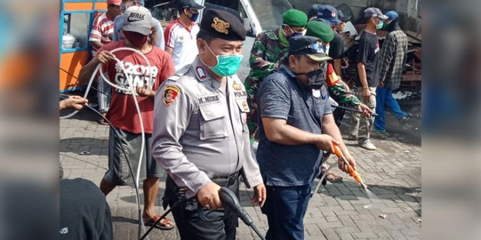 Suasana penyemprotan disinfektan di Pasar Kepulungan.