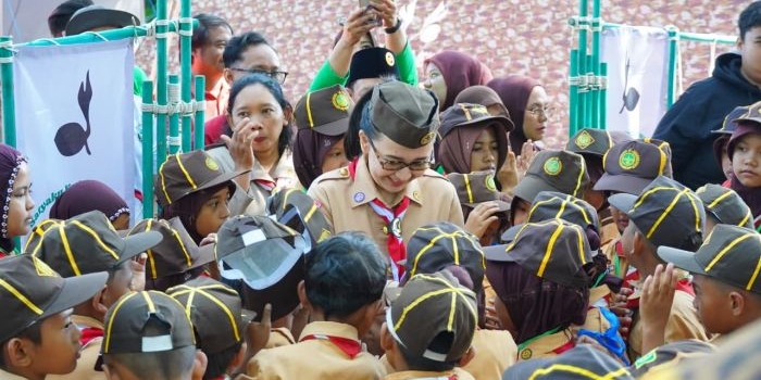  Ketua Kwartir Cabang Pramuka Kabupaten Kediri Eriani Annisa Hanindhito saat menyelami para peserta pesta siaga. (Ist). 