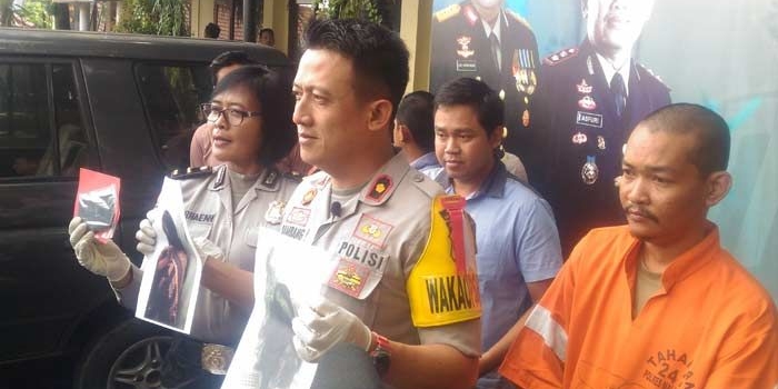 Wakapolres Malang Kota Kompol Bambang C Utomo di hadapan awak media saat menunjukkan hasil penangkapan jual beli satwa liar Luthung Jawa, Selasa (04/12). foto: IWAN/ BANGSAONLINE