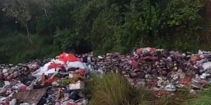 Kondisi sampah yang menumpuk di lahan rencana pembangunan  Islamic Science Park Bangkalan