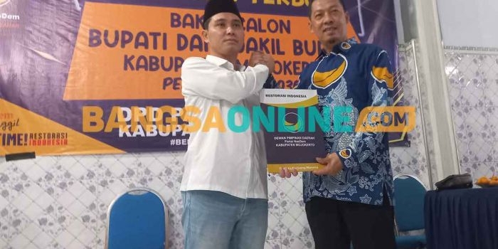 Muhammad Al Barra atau yang akrab disapa Gus Barra saat menyerahkan formulir pendaftaran ke NasDem untuk mengikuti Pilkada 2024 di Kabupaten Mojokerto. Foto: ROCHMAT SAIFUL ARIS/BANGSAONLINE