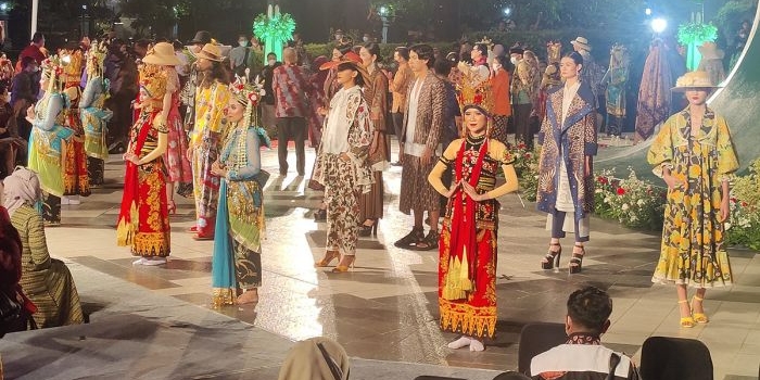 Para model yang menampilkan 35 busana batik karya desainer kondang Denny Wirawan dan Edward Hutabarat. foto: DEVI FITRI AFRIYANTI/ BANGSAONLINE