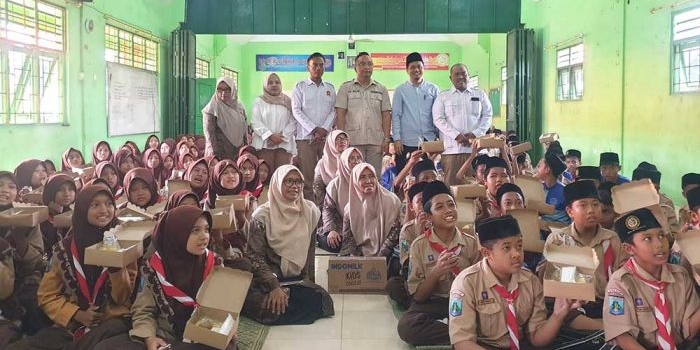 Ketua DPC Gerindra Gresik Asluchul Alif saat meninjau uji coba MBG. Foto: Ist.