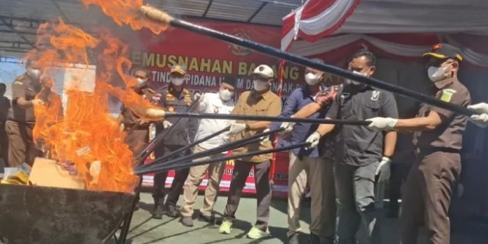 kejari-sampang-musnahkan-bb-inkracht-1-juta-batang-rokok-ilegal-dan-ratusan-gram-sabu