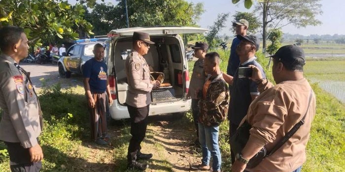 Petugas ketika mengevakuasi jenazah korban.

