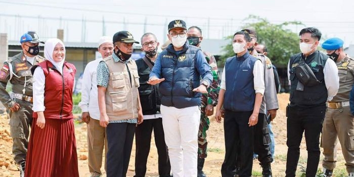 Bupati Pamekasan Baddrut Taman saat mengunjungi warga yang mendapatkan RTLH tahun 2021.