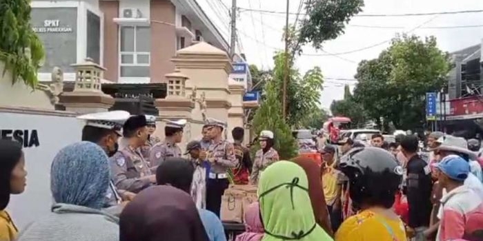 bagi-bagi-takjil-gratis-diserbu-warga-kompol-hendry-kami-ingin-lebih-dekat-dengan-masyarakat